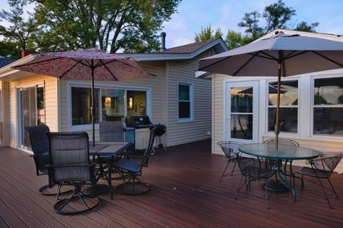 Eclectic Riverside Home 3 Season Room Large Deck Casa in Moline