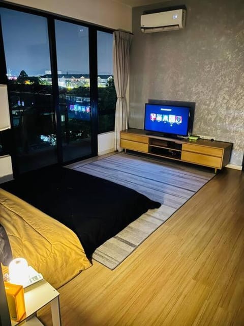 Huge City View balcony - Netflix Apartment in Subang Jaya