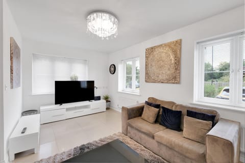 TV and multimedia, Living room, Seating area, Evening entertainment