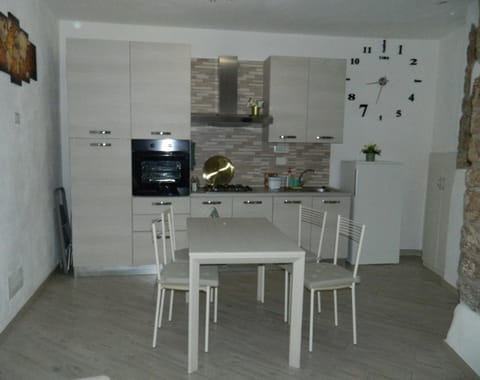 Kitchen or kitchenette, Dining area, oven, stove