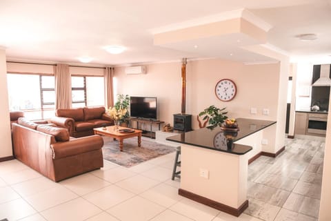 TV and multimedia, Living room, Lounge or bar, fireplace, fireplace, kitchen, kitchen, air conditioner