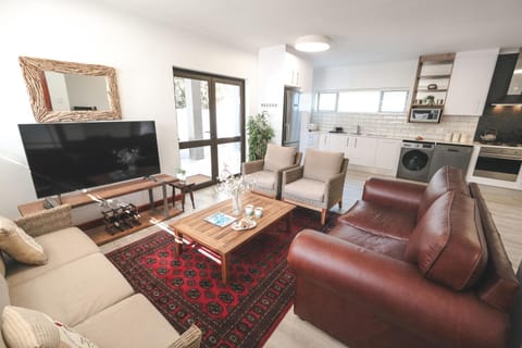 Communal lounge/ TV room, TV and multimedia, Kitchen or kitchenette, Living room, Seating area, Evening entertainment