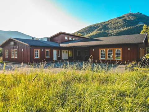 Property building, Facade/entrance, Summer, Mountain view