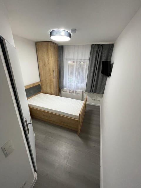 Bed, TV and multimedia, Photo of the whole room, Bedroom, wardrobe