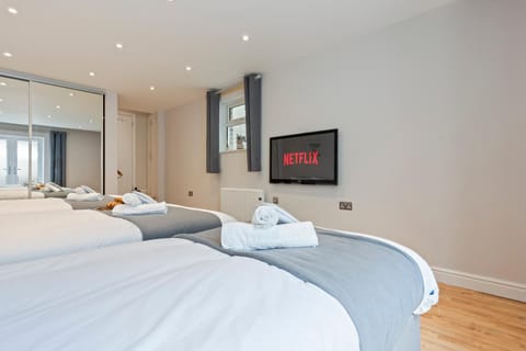 Bed, TV and multimedia, Bedroom