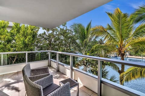 King Suite balcony water views-Hosted by Sweetstay Apartamento in Surfside