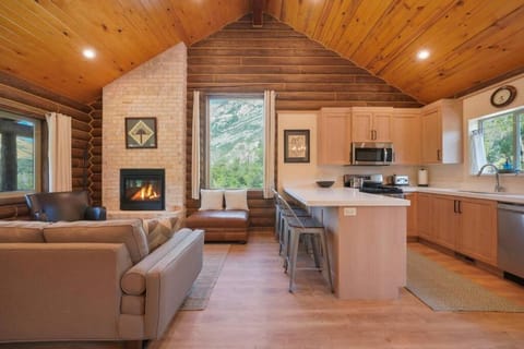 Cute Cabin with Mountain Views and King Bed House in Provo