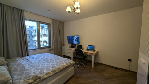 Bed, TV and multimedia, Photo of the whole room, Bedroom