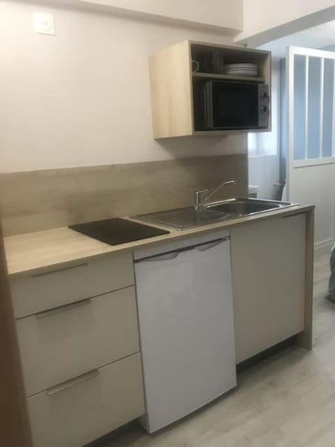 Studio neuf dans maison avec piscine partagée Apartment in Riom