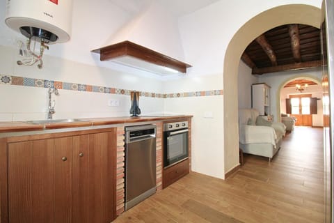 Kitchen or kitchenette, dishwasher, oven, pet friendly, stove