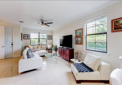 Pompano Comfort, with pool & minutes from beach House in Pompano Beach