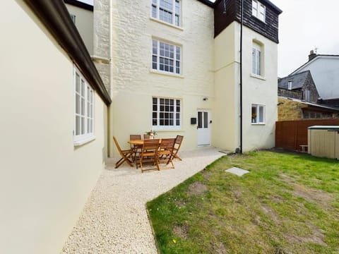 Property building, Patio, Day, Garden, Garden view