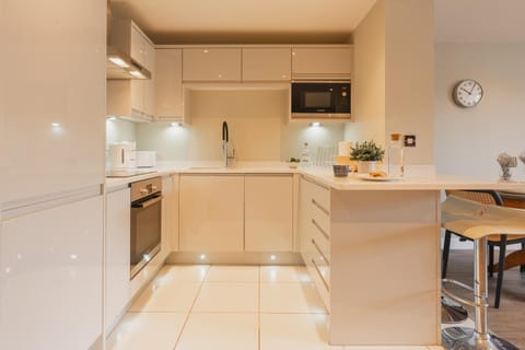 Kitchen or kitchenette, Food and drinks, Food, microwave, oven, stove, kitchen