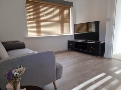 Bromley Common- DOUBLE Bedroom With En-suite WITH Private Lounge in SHARED Town House Vacation rental in Bromley