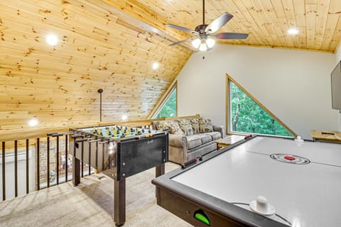 Spacious Pocono Cabin Games, Hot Tub, Lake Access House in Kidder Township