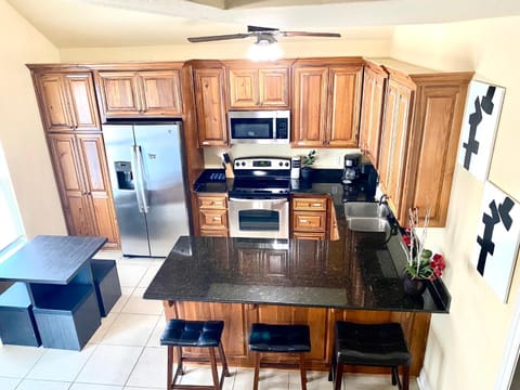 Kitchen or kitchenette, Seating area, Dining area, oven, pet friendly, stove