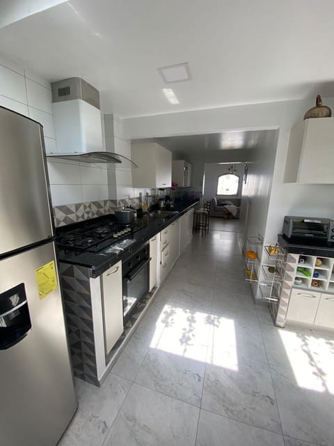 Coffee/tea facilities, Kitchen or kitchenette, dishwasher, microwave, minibar, oven