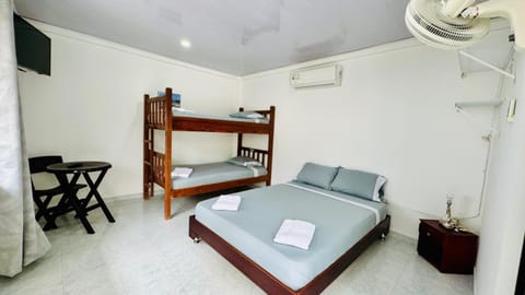 Bed, TV and multimedia, Photo of the whole room, Bedroom, towels, air conditioner