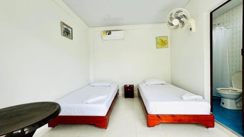 Bed, Photo of the whole room, air conditioner