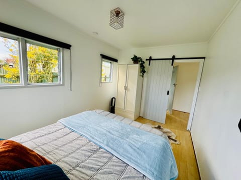 The Bach - Spa Pool, Pets, Scooters & Family Friendly House in Whitianga