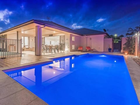 Serenity Retreat Noosa, Private Solar Heated Pool Casa in Noosaville