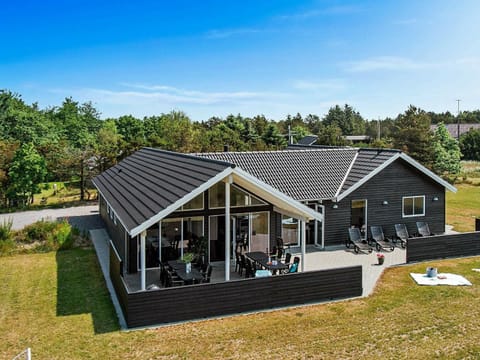 18 person holiday home in Bl vand House in Blåvand
