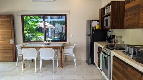 Coffee/tea facilities, Dining area, oven, toaster