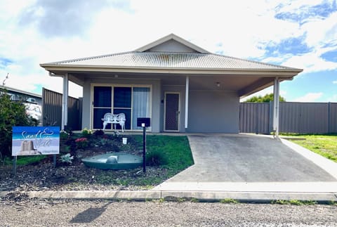 Sand & Salt House in Kingscote