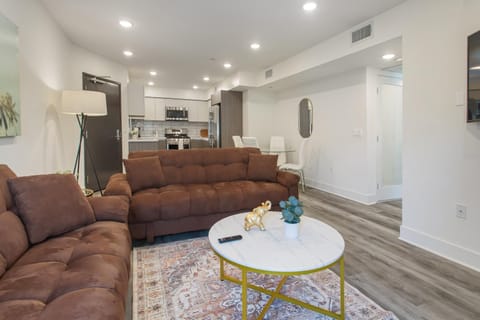 Beverly Hills 2BD 2BA with Free Parking Capsule hotel in Beverly Hills