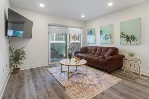 Beverly Hills 2BD 2BA with Free Parking Capsule hotel in Beverly Hills