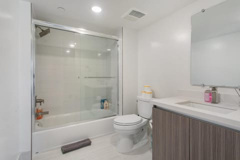 Beverly Hills 2BD 2BA with Free Parking Capsule hotel in Beverly Hills