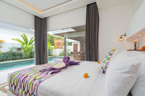 Bed, Photo of the whole room, Bedroom, Pool view, Swimming pool, towels