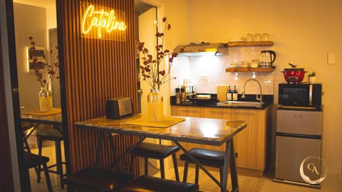 Kitchen or kitchenette, Dining area