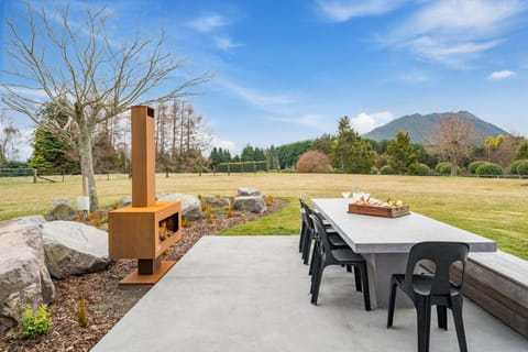 Seating area, Mountain view, fireplace