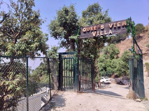 Facade/entrance, Street view, Parking