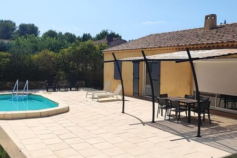 Maison 6 couchages piscine Villa in Cavaillon