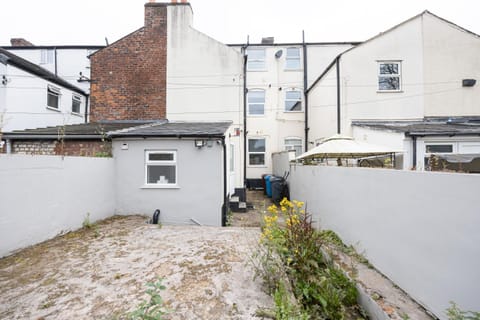 Bright & Cosy 6 Bedroom House - On Street Parking House in Manchester