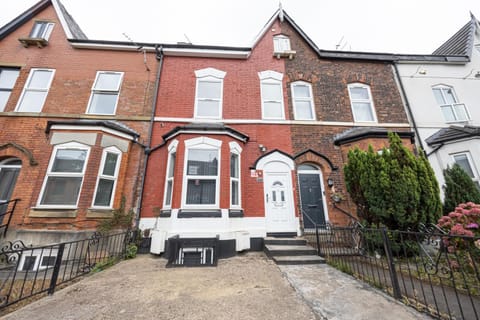 Bright & Cosy 6 Bedroom House - On Street Parking House in Manchester