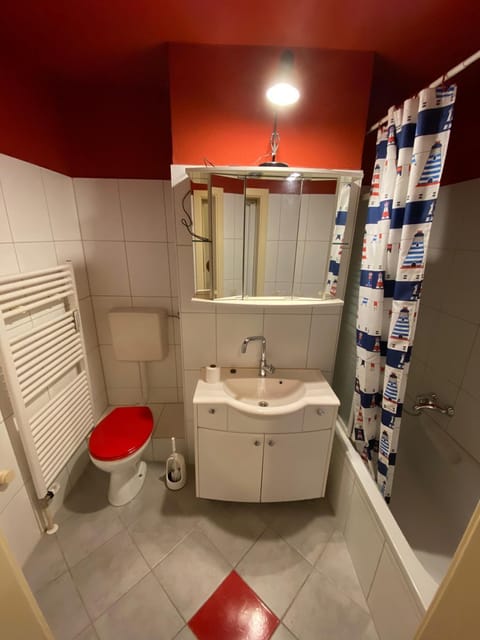 Shower, Toilet, Bathroom, Bath