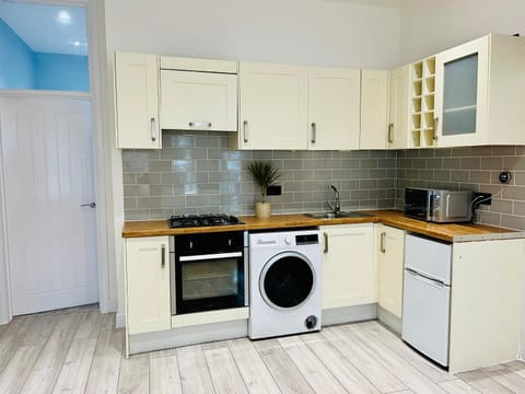 MODERN FLAT WITH GARDEN- 10min uber to Harry Potter studios Apartment in Watford