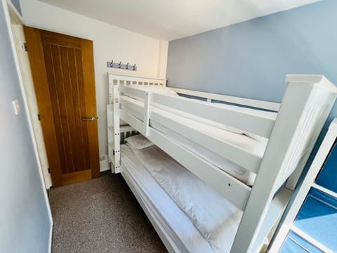 Bed, Photo of the whole room, Bedroom, bunk bed