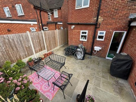 Property building, Patio, Garden, Balcony/Terrace, Dining area