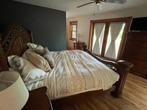 Red Barn Lodge with a Boat slip at Leach Lake Casa in Leech Lake