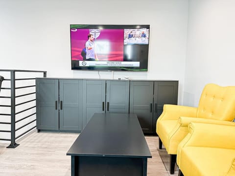 Communal lounge/ TV room, TV and multimedia, Living room, Seating area, Evening entertainment