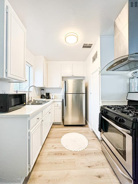 Kitchen or kitchenette, oven, pet friendly, stove