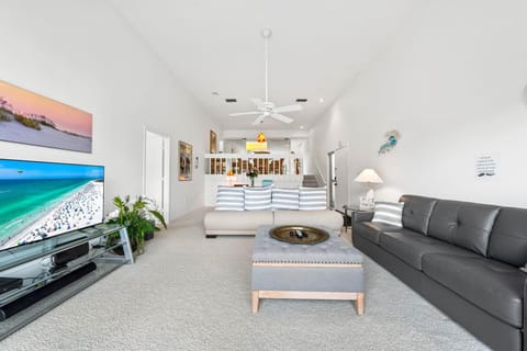 Bed, TV and multimedia, Living room, Photo of the whole room, Seating area, Bedroom