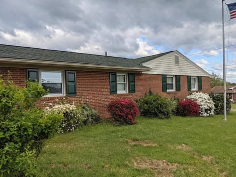 Spacious 3B2B Minutes to Skyline House in Waynesboro