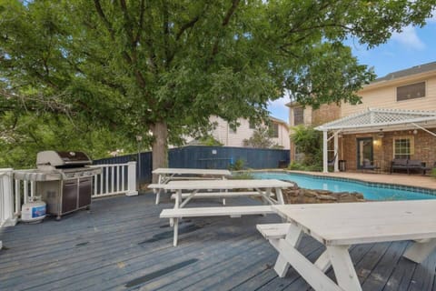 Oasis Jungle 5BR Pool W Huge View Private House in Grand Prairie