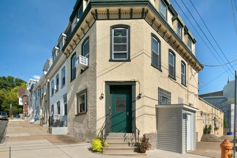 Large Bi-level Apartment in Heart of Manayunk Appartement in Manayunk