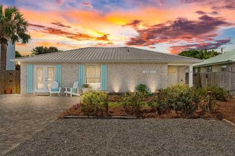 Property building, Patio, Day, Garden, Garden view, Sunrise, Sunset